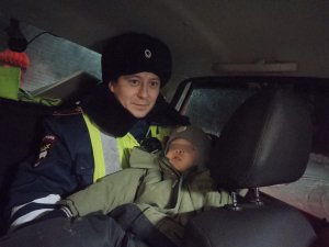 В морозные дни сотрудники Госавтоинспекции оказывают помощь на дороге